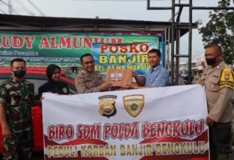 Personel Biro SDM Polda Bengkulu saat Beri Paket Sembako ke Warga Terdampak Banjir