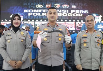 Wakapolres Bogor Kompol Wisnu Perdana putra S.H., S.I.K saat menunjukan barang bukti saat Konferensi Pers