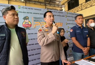 Kapolsek Metro Tamansari Polres Metro Jakarta Barat AKBP Rohman Yonky Dilatha didampingi kasi humas Polres Metro Jakarta Barat Kompol Moch Taufik Iksan dan kanit reskrim Akp Roland Olaf Ferdinan saat konferensi pers, Jumat (30/9/2022).