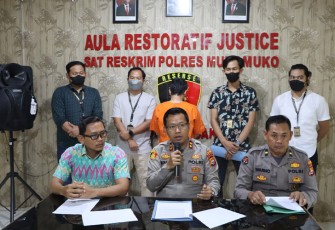 Kapolres Mukomuko AKBP Nuswanto saat menggelar konferensi pers, Jum’at (30/09/2022) kemarin.