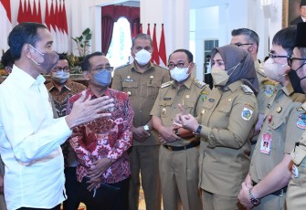 Presiden saat memberikan arahan dalam pertemuan dengan seluruh kepala daerah secara luring dan daring di Istana Negara, Jakarta, pada Senin, 12 September 2022. 