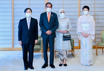 Presiden RI Ir H Joko Widodo bersama Ibu Negara saat bertamu ke kediaman Yang Mulia Kaisar Jepang Naruhito dan Permaisuri Masako, di Istana Kekaisaran Jepang, Tokyo, Rabu Sore. Foto: Joko Widodo @jokowi · 27 Jul   