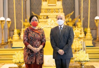 Puan bersama Raja Norodom Sihamoni di ruang tamu kerajaan usai berbincang, Jumat (25/11/2022) pagi.
