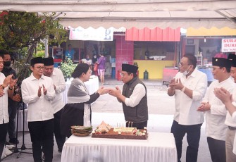 Kejutan ulang tahun diberikan Puan usai ia bersama Cak Imin berziarah ke makam Taufiq Kiemas di TMP Kalibata, Jakarta Selatan, Minggu (25/9/2022). 