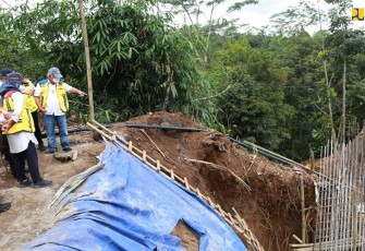 Menteri PUPR Basuki Hadimuljono saat meninjau penanganan longsor di jalan nasional ruas Pringsurat-Bts, Kabupaten Temanggung Km 22+400 pada Sabtu (9/4/2022).