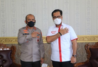 Kapolda Bengkulu Irjen Pol Drs Agung Wicaksono, M.Si (kiri) besama Pejabat Baru Kakanwil Kemenkumham Bengkulu, Erfan, SH, MH