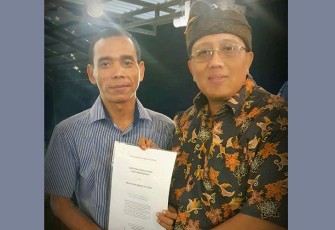 Dirut PT MRP Muhamad Darsono menunjukkan surat perjanjian kerjasama dengan PT Radithya Gunadarma Aset Management.