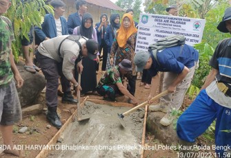 Bhabinkamtibmas Polsek Nasal saat Bimbing Mahasiswa Unib