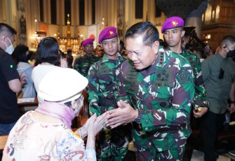 Panglima TNI Laksamana Yudo Margono saat meninjau pelaksanaan pengamanan dan Misa Natal 2022