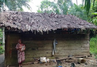 Irmawati saat menggedong bayinya 