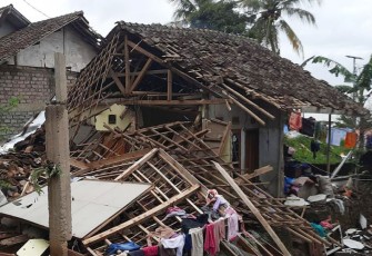Kondisi rumah warga terdampak gempa di Cugenang, Kabupaten Cianjur, Jawa Barat pada Kamis (24/11).