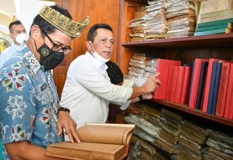 Menteri Pariwisata dan Ekonomi Kreatif RI Sandiaga Uno didampingi Gubernur Kepri H. Ansar Ahmad