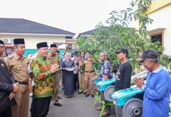Gubernur Rohidin saat pimpin penyerahan Bantuan Alsintan kepada Kelompok Tani Kota Bengkulu dan Kabupaten Bengkulu Tengah, di Dinas Tanaman Pangan Hortikultura dan Perkebunan (TPHP) Provinsi Bengkulu, Selasa (27/09). 