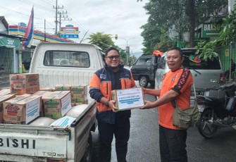 Anton Budiman, Project Manager SMN, saat menyerahkan bantuan bahan makanan ke dapur umum Lembaga Amil Zakat, Infaq dan Shodaqoh Nahdlatul Ulama (LAZISNU) Trenggalek, Selasa (18/10/2022).