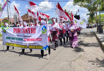 Ribuan santri keluarga besar Khozinatul Ulum Blora ikuti pawai dalam perayaan Hari Santri Nasional.