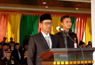 Pj Bupati Aceh Timur Ir Mahyuddin MSi saat bertindak sebagai pembina upacara Peringatan HUT Aceh Timur ke-66 Tahun.