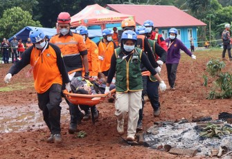 Tim gabungan sedang mengevakuasi korban pada simulasi penanganan gempa dalam rangka peringatan Hari Relawan Sedunia di Buperta Jambore, Depok, Jawa Barat pada Minggu (25/12).