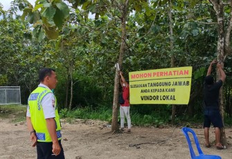 Pasca vendor lokal memasang Banner berisi tuntutan protes pembayaran terpasang di area NGU 1X PEPC ADK di desa Nglobo Kecamatan Jiken, Kabupaten Blora, Jawa Tengah.