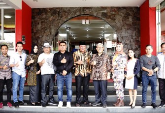 Wagub Bengkulu Rosjonsyah saat menerima audiensi mantan Gubenur Jawa Barat Ahmad Heryawan dalam rangka investasi di bidang Kopi Bengkulu di Rumah Dinas Wagub, Kamis (23/06/2022).