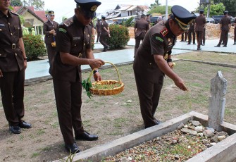Kajari Aceh Timur saat tabur bunga