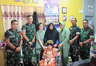 Dandim Bersama Ketua Persit KCK Cabang XLII saat Sambangi Anak Anggota Yang Sedang Sakit 