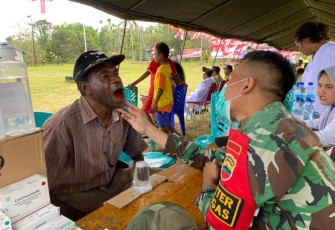Satgas Yonif 126/KC saat Kembali Gelar Pengobatan Massal Dalam Rangka HUT RI Ke-77 Tahun Bagi Masyarakat Perbatasan Papua