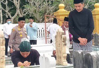 Bupati Trenggalek, Mochamad Nur Arifin didampingi Wabup Syah Muhamad Natanegara dan Forkopimda, di komplek makam Setono Gedong.