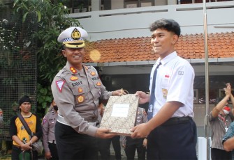 Polrestabes Semarang saat Beri Reward Pelajar SMP 30 yang Viral di Medsos
