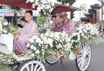 Dandim 0806/Trenggalek saat Ikuti Prosesi Kirab Kerakyatan Hari Jadi Ke-828 Kabupaten Trenggalek