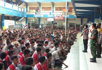  Aparat kepolisian  memberikan pembinaan kepada para siswa, usai peristiwa pelemparan batu di SMK Muhammadiyah 3 Karanganyar, Kamis (8/9/2022).