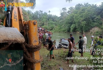 Mobil Terjatuh Dalam Sungai di Mukomuko Berhasil Dievakuasi