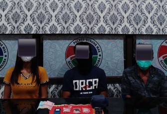 Tersangka saat diamankan beserta barang bukti