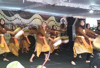  Salah satu kelompok kesenian menampilkan Tari Gugur Gunung memeriahkan acara Grebeg Suro di Kecamatan Tawangmangu, Senin (22/8/2022).