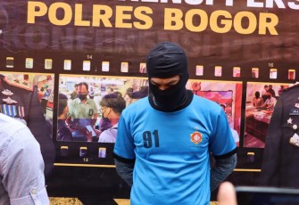 Tersangka pembunuhan saat dihadirkan dalam konferensi persnya yang di gelar di Mapolres Bogor pada Rabu (21/12).