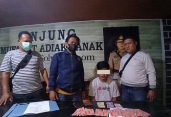 Tersangka (duduk) saat diamankan petugas
