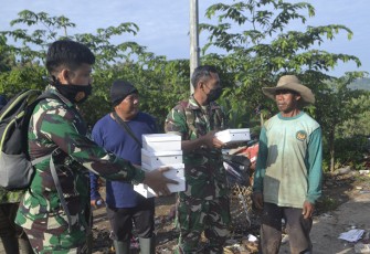 Kodim Kendal Bagikan Makanan untuk Pemulung