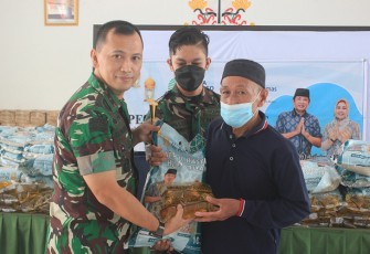 Kodim Palangka Raya saat Salurkan Zakat Haji Abdul Rasyid Kepada Warga Pelabuhan Rambang 