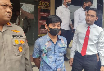 US (kenakan masker) saat mengakui perbuatannya dalam Konferensi Pers di Mapolres Bogor, Senin (21/11/2022).