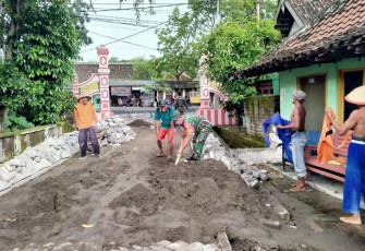 Babinsa Geneng saat Karya Bhakti Gotong Royong Membangun Fasilitas Jalan