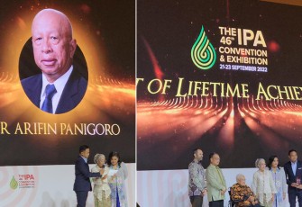 Penghargaan diserahkan kepada Ibu Raisis A Panigoro, istri almarhum oleh Presiden IPA Irtiza Sayyed bersama Menteri Energi dan Sumber Daya Mineral Arifin Tasrif, mantan Menteri ESDM Prof. Dr. Subroto. 