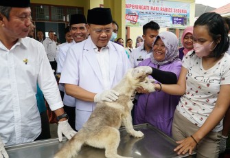 Gubernur Rohidin pada giat Vaksinasi Rabies Dalam Rangka Memperingati World Rabies Day (WRD) Tahun 2022 di UPTD Laboratorium dan Klinik Kesehatan Hewan Sawah Lebar Kota Bengkulu, Rabu 28/9/2022.
