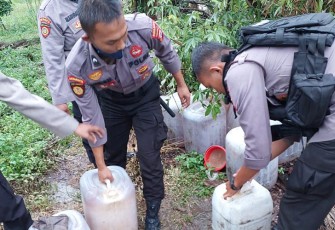 Polisi saat amankan barang bukti ratusan liter tuak