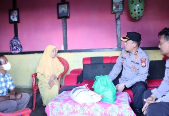 Kapolres Lebong saat Bantu Warga Kurang Mampu di Desa Kampung Dalam