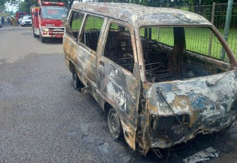 Penampakan satu unit mobil usai terbakar
