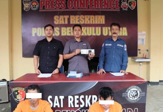 Kasat Reskrim Polres Bengkulu Utara Polda Bengkulu AKP Teguh Ari Aji, S.IK, didampingi Kasie Humas Polres Bengkulu Utara AKP Mukh Asnawi, saat menggelar press realese siang hari kemarin Selasa (12/12).