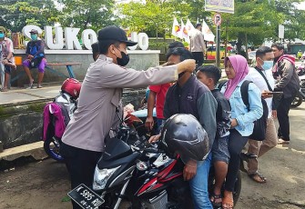 Polisi Bagikan Masker Gratis