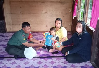 Babinsa Koramil Sepang saat Beri Bantuan Anak Beresiko Stunting 