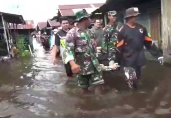Babinsa Koramil Pahandut saat Bantu Evakuasi Warga Yang Sakit Untuk di Rujuk ke RSUD Doris Sylvanus 