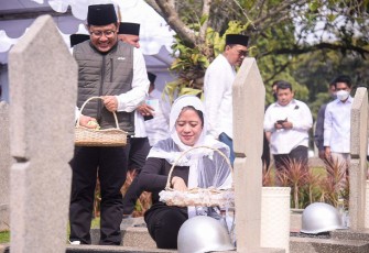 Puan saat Ziarah Makam Taufiq Kiemas Bersama Cak Imin di Taman Makam Pahlawan (TMP) Kalibata, Jakarta Selatan, Minggu (25/09/2022).