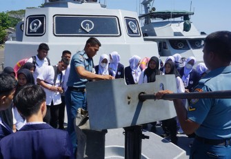 Lantamal VI Makassar saat Beri Edukasi Kebaharian pada Siswa Satdik Hang Tuah Makassar